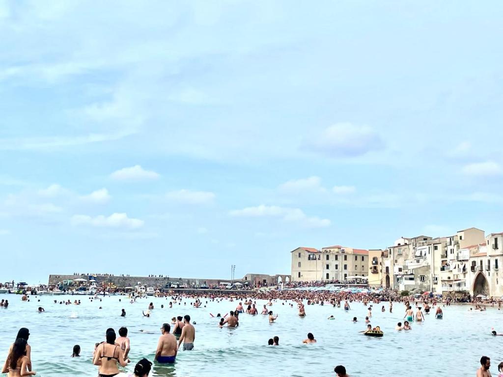 Mare cristallino spiaggia di Cefalù Sicilia