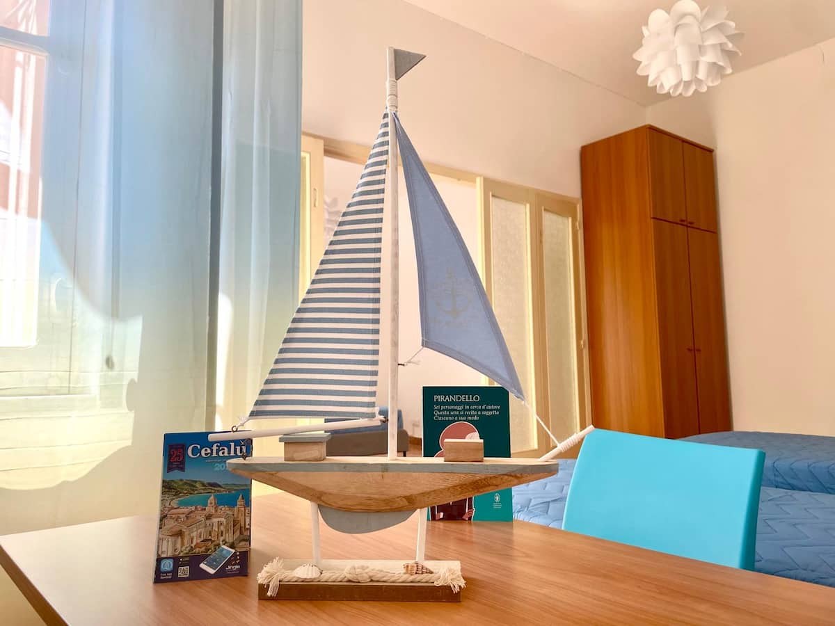 Interno appartamento casa vacanze Cefalù Pirandello House - soggiorno luminoso con arredamento siciliano