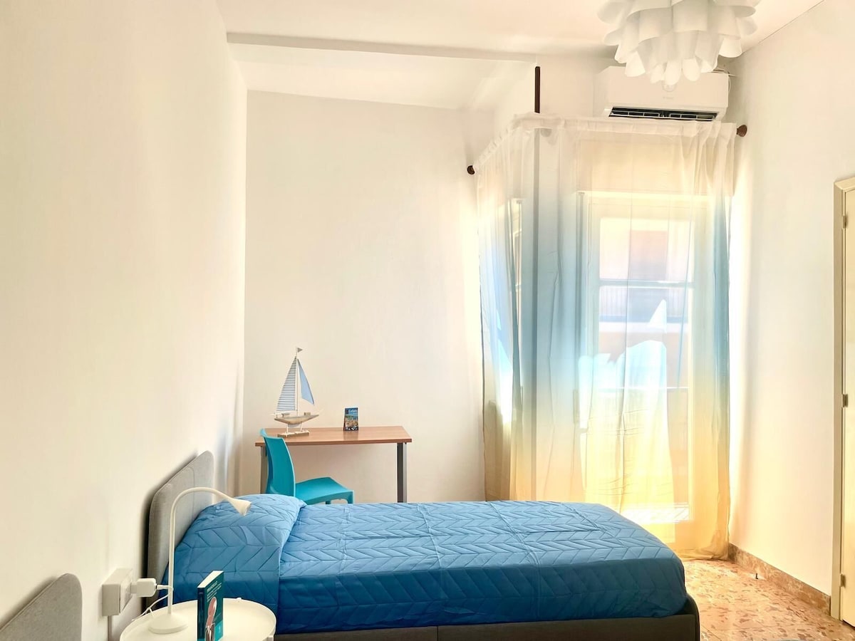 Camera singola accogliente con scrivania - Appartamento Cefalù centro